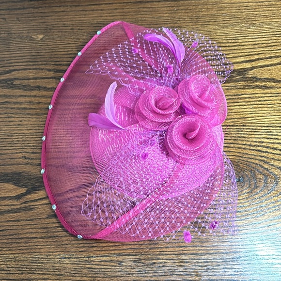 Fuchsia Fascinator with comb - Picture 2 of 8